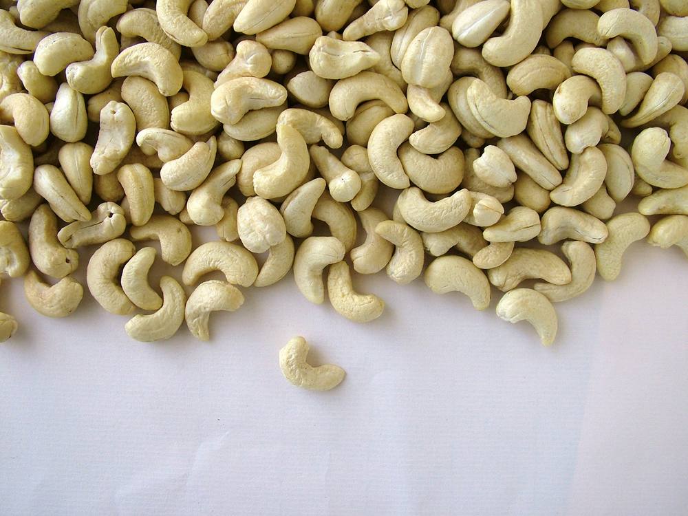 Natural white cashew kernels